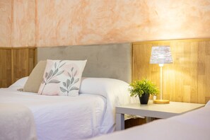 3 habitaciones, tabla de planchar con plancha, wifi y ropa de cama