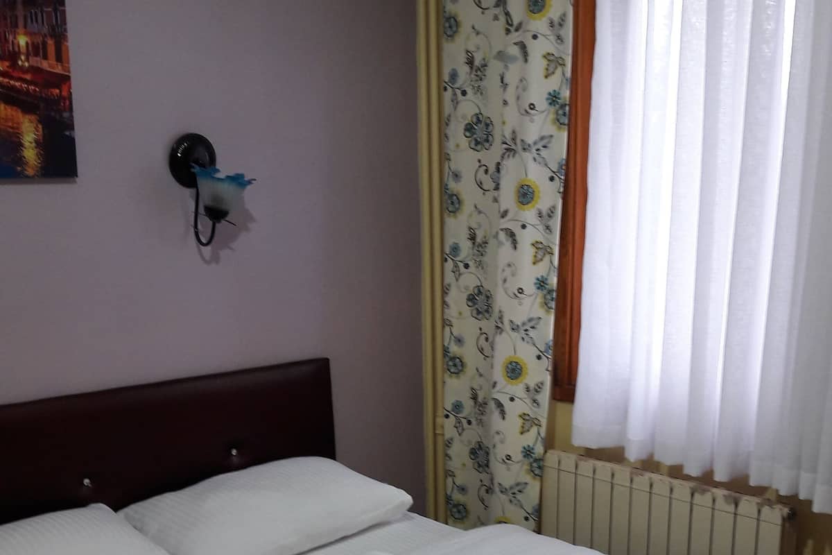 Chambre familiale double | 1 chambre, minibar, décor unique, ameublement unique