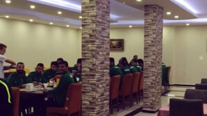 A restaurant with stone pillars, tables, and chairs. - Bolu Yildiz Hotel (Bolu)