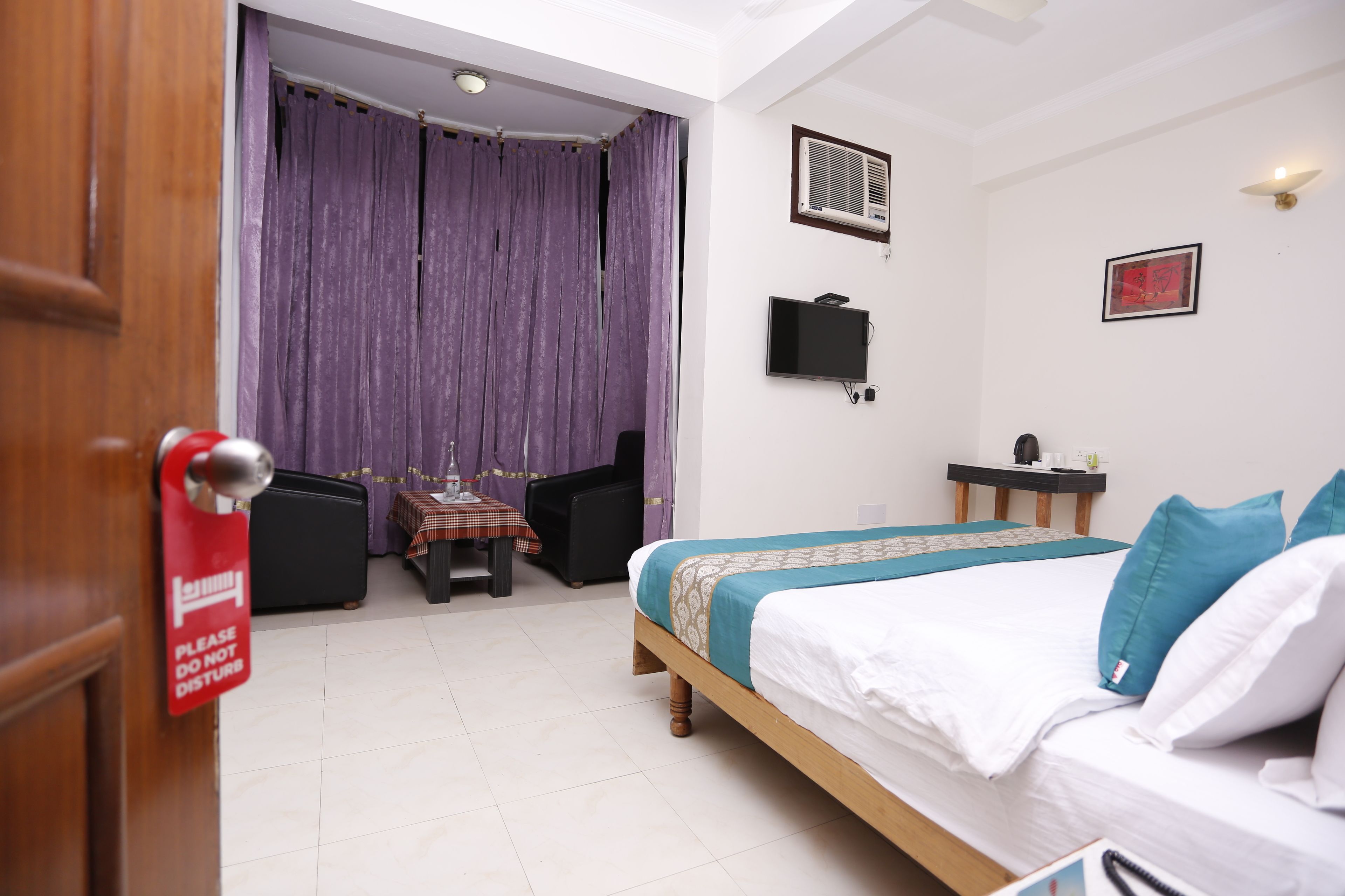 Executive Double Room, 1 King Bed, Non Smoking, Hill View | Desk, iron/ironing board, rollaway beds, free WiFi