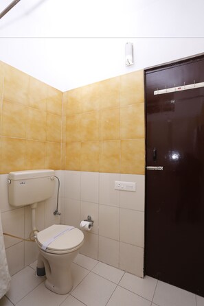 デラックス ダブルルーム キングベッド 1 台 禁煙 ガーデンビュー | バスルーム | シャワー、バスアメニティ (無料)、タオル