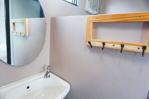 Double Room | Bathroom | Shower, free toiletries, towels - Patoey House (Chonburi)