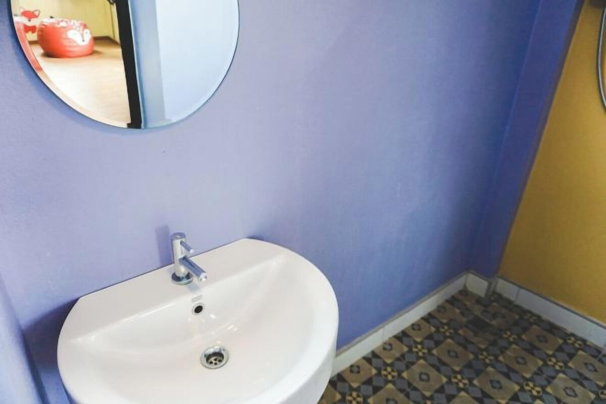 Bathroom | Shower, free toiletries, towels