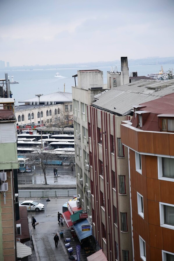 Un edificio de varios pisos con vista al mar.