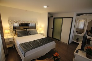 Deluxe kamer | Een minibar, verduisterende gordijnen, geluiddichte muren, gratis wifi