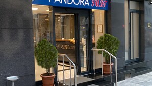 Une devanture de magasin avec une enseigne indiquant « PANDORA SULTAN ».