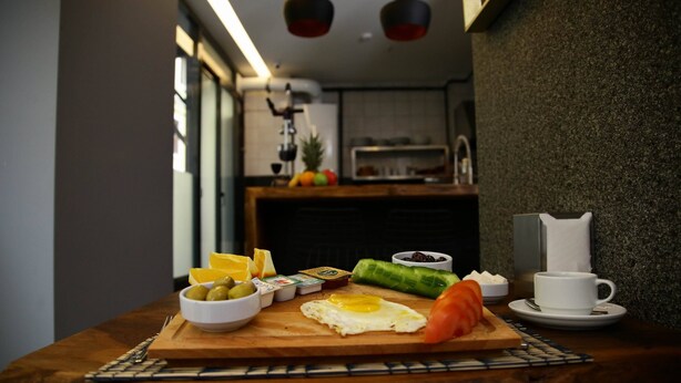 Une table de petit-déjeuner avec une variété d’aliments, notamment des œufs, des légumes et des condiments.