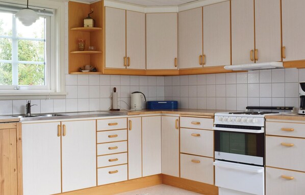 Kylskåp, mikrovågsugn, spishäll och diskmaskin