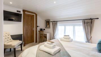 Habitación doble Premier, 1 cama King size | Ropa de cama de alta calidad y minibar