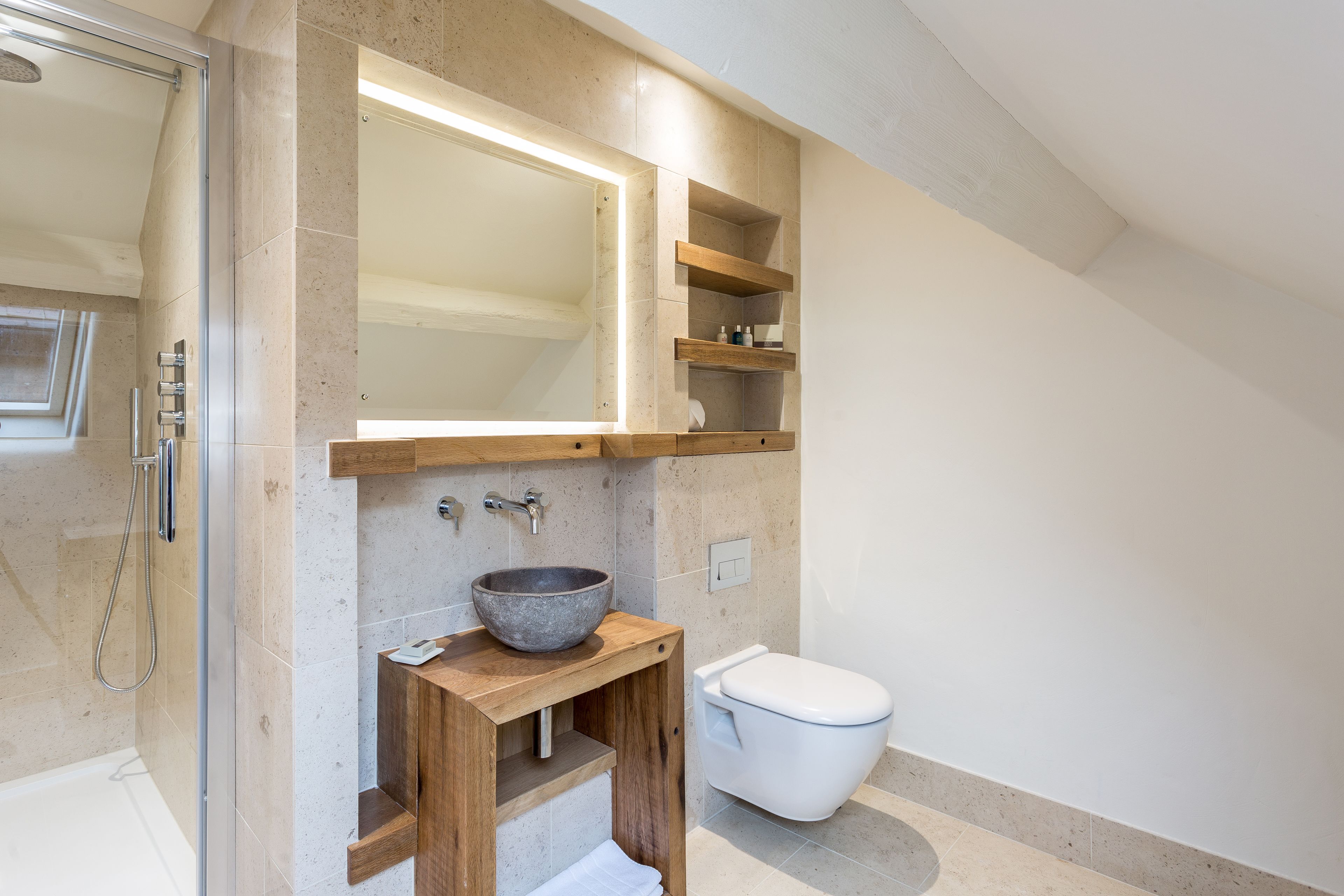 Premium Double Room, 1 King Bed | Bathroom | Designer toiletries, hair dryer, bathrobes, towels
