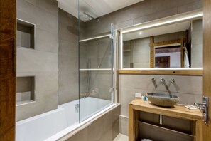 Double Room, 1 King Bed | Bathroom | Designer toiletries, hair dryer, bathrobes, towels