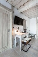 Premier Double Room, 1 King Bed | Premium bedding, minibar, in-room safe, desk