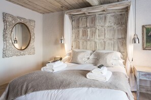 Quarto casal premier, 1 cama King | Roupas de cama premium, frigobar, cofres nos quartos, escrivaninha