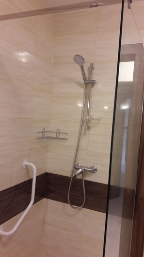 Standard-Doppelzimmer, 2 Einzelbetten, Nichtraucher | Badezimmer | Dusche, Regendusche, Handtücher, Seife