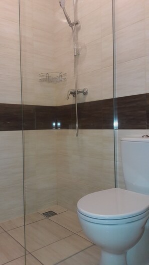 Shower, rainfall showerhead, towels, soap - Restauracja i Sala Bankietowa AS - Noclegi (Turek)