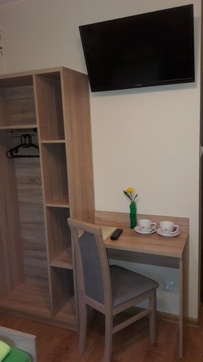 Escritorio, cortinas blackout y tabla de planchar con plancha