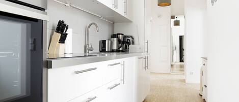 ثلاجة، ميكروويف، فرن، موقد طهي مسطح