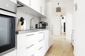 Kylskåp, mikrovågsugn, ugn och spishäll