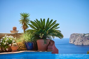A pool with a clear view of the sea and a rocky coastline. - Stunning accommodation on Mallorca with pool and sea views (Villa SIKA) (Andratx)