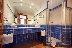 Een douche, een haardroger, een bidet, handdoeken