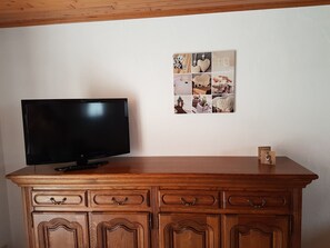 Eenvoudig huis, 2 slaapkamers | Woonkamer | Een flatscreentelevisie