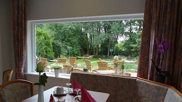 Daily continental breakfast (EUR 10 per person)