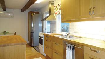 Refrigerador, parrilla de estufa, lavavajillas y cafetera y tetera