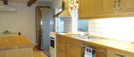 Fridge, stovetop, dishwasher, coffee/tea maker