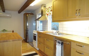 Køleskab, kogeplade, opvaskemaskine, kaffe-/temaskine