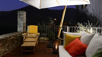 Superior Suite, 1 Queen Bed, Kitchenette, Garden View | Terrace/patio