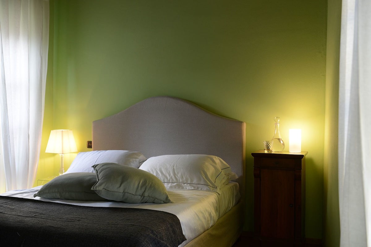 Deluxe Room, 1 Queen Bed, Balcony, Corner | Egyptian cotton sheets, premium bedding, down duvets, minibar