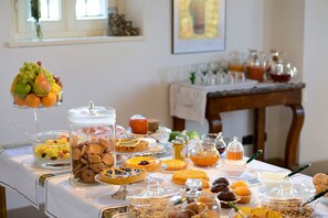 Café da manhã com buffet grátis todos os dias