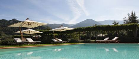 Utendørsbasseng, bassengparasoller og solsenger