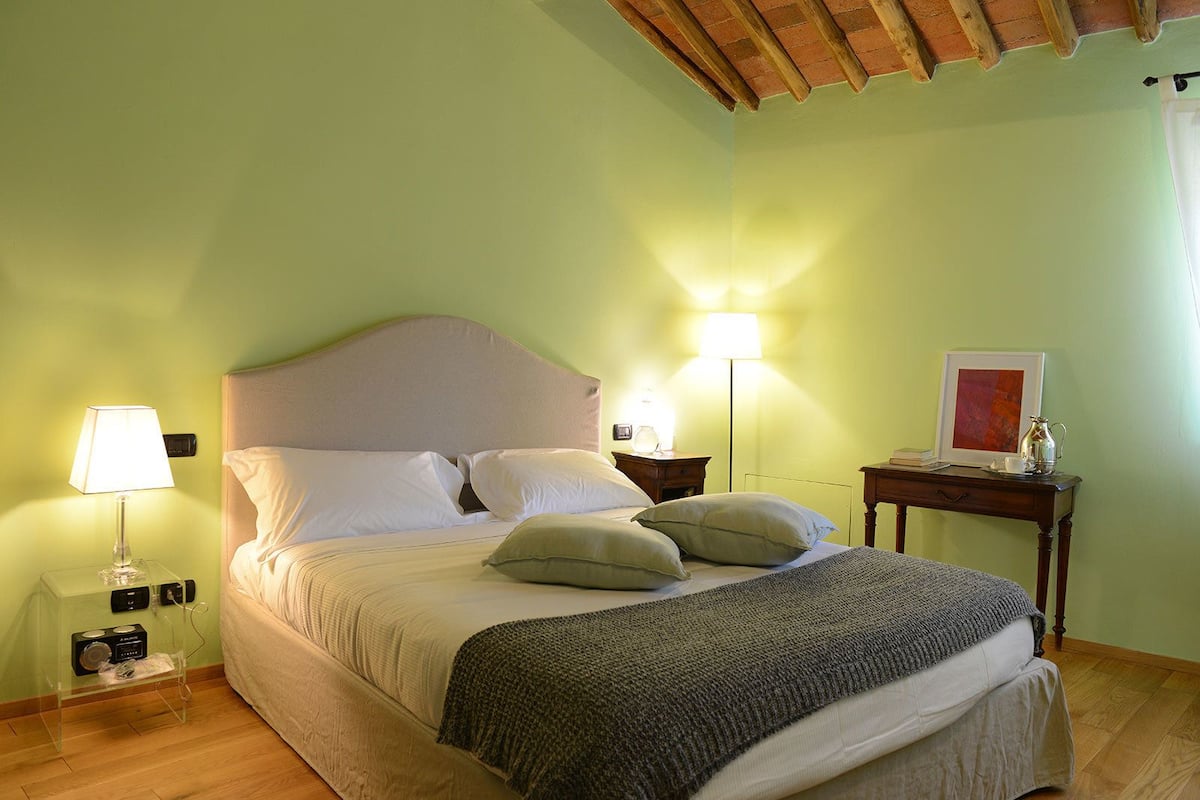 Deluxe Room, 1 Queen Bed, Private Bathroom | Egyptian cotton sheets, premium bedding, down duvets, minibar