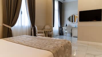Una habitación de hotel con una cama grande, un escritorio, una silla, un televisor y un espejo.