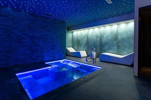 Een sauna, een bubbelbad, een stoombad, een Turks bad/hammam