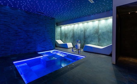 Un sauna, una bañera de hidromasaje, baño turco, baño turco/hammam. The Moon Boutique Hotel & Spa