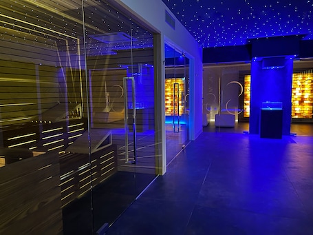 Un sauna, una bañera de hidromasaje, baño turco, baño turco/hammam. The Moon Boutique Hotel & Spa
