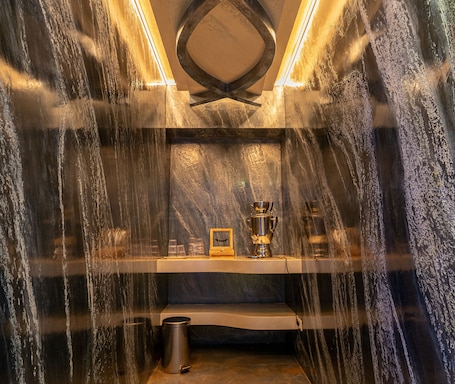 Un sauna, una bañera de hidromasaje, baño turco, baño turco/hammam