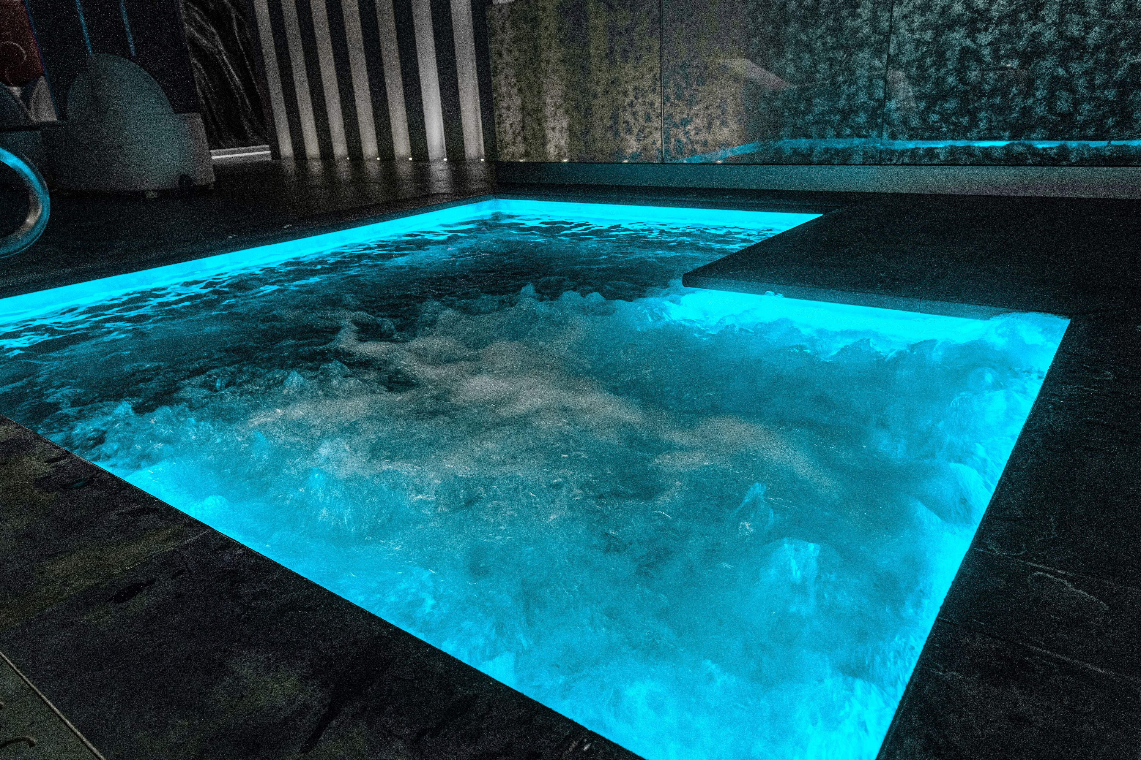 Un sauna, una bañera de hidromasaje, baño turco, baño turco/hammam