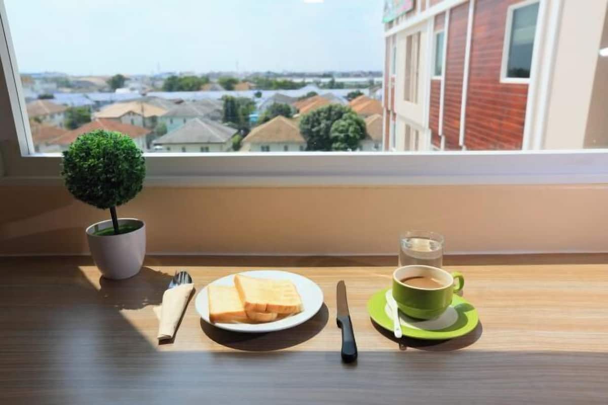 Serveert ontbijt, lunch, diner, internationale gerechten