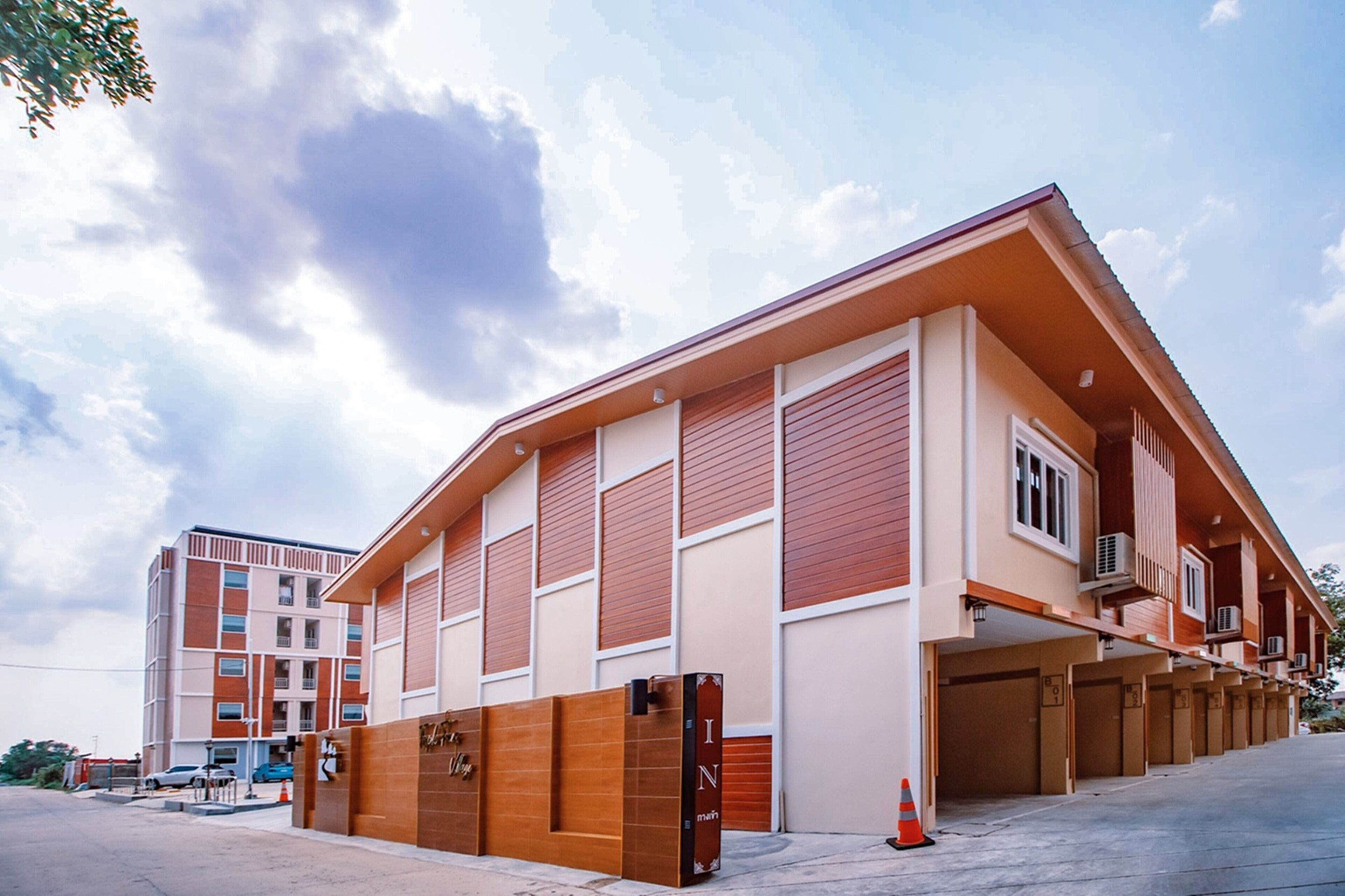 Un hôtel au design moderne, doté d’un grand parking et de plusieurs garages.