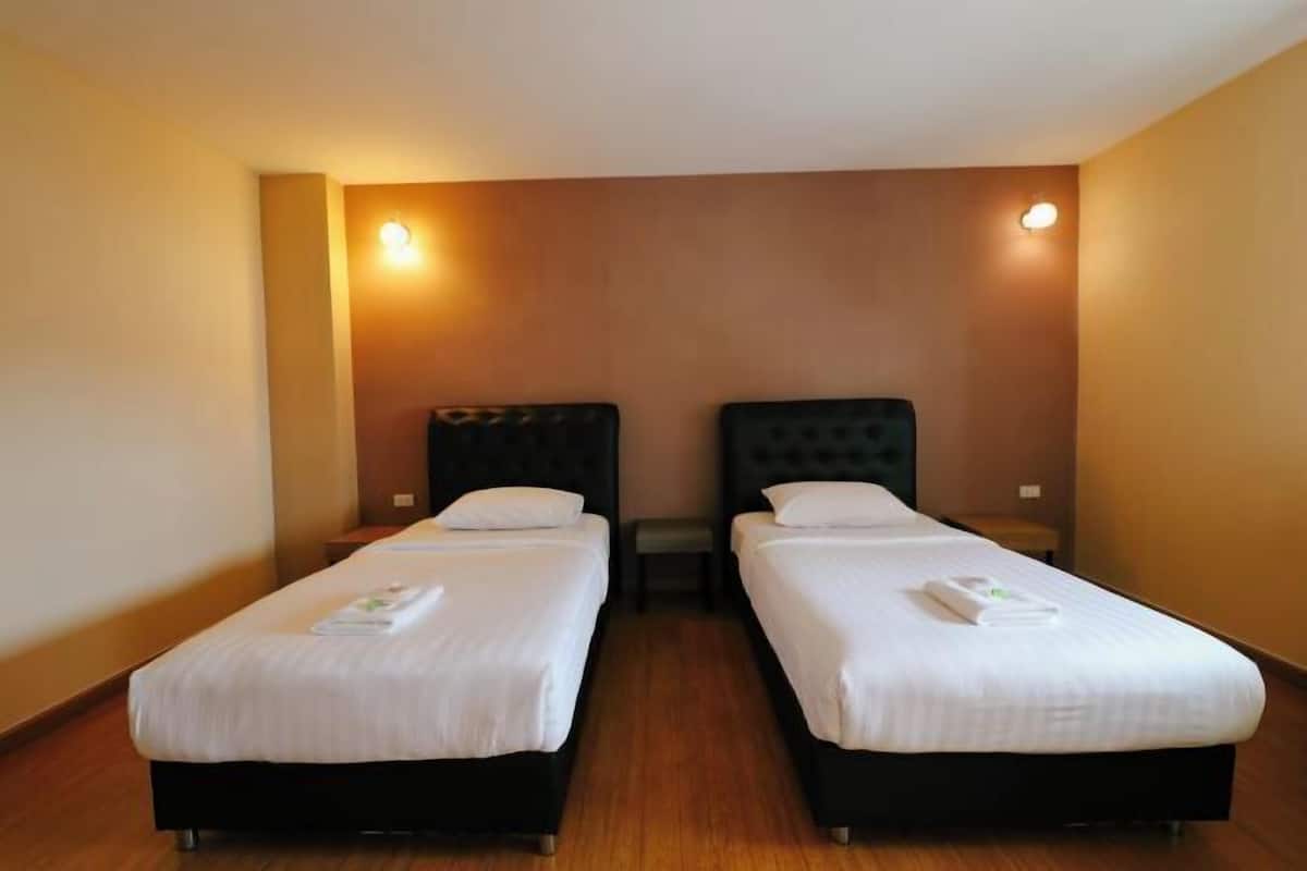1 Schlafzimmer, individuell dekoriert, Schreibtisch