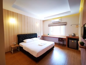 Individually decorated, desk, laptop workspace, blackout curtains - Triple Trees (Lam Luk Ka)