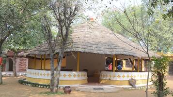 Shower, free toiletries, towels