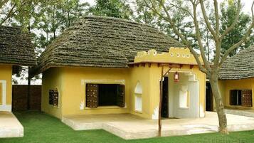 Kamar Double Deluks, 1 Tempat Tidur Queen, pemandangan kebun, area taman | Seprai premium dan Wi-Fi gratis