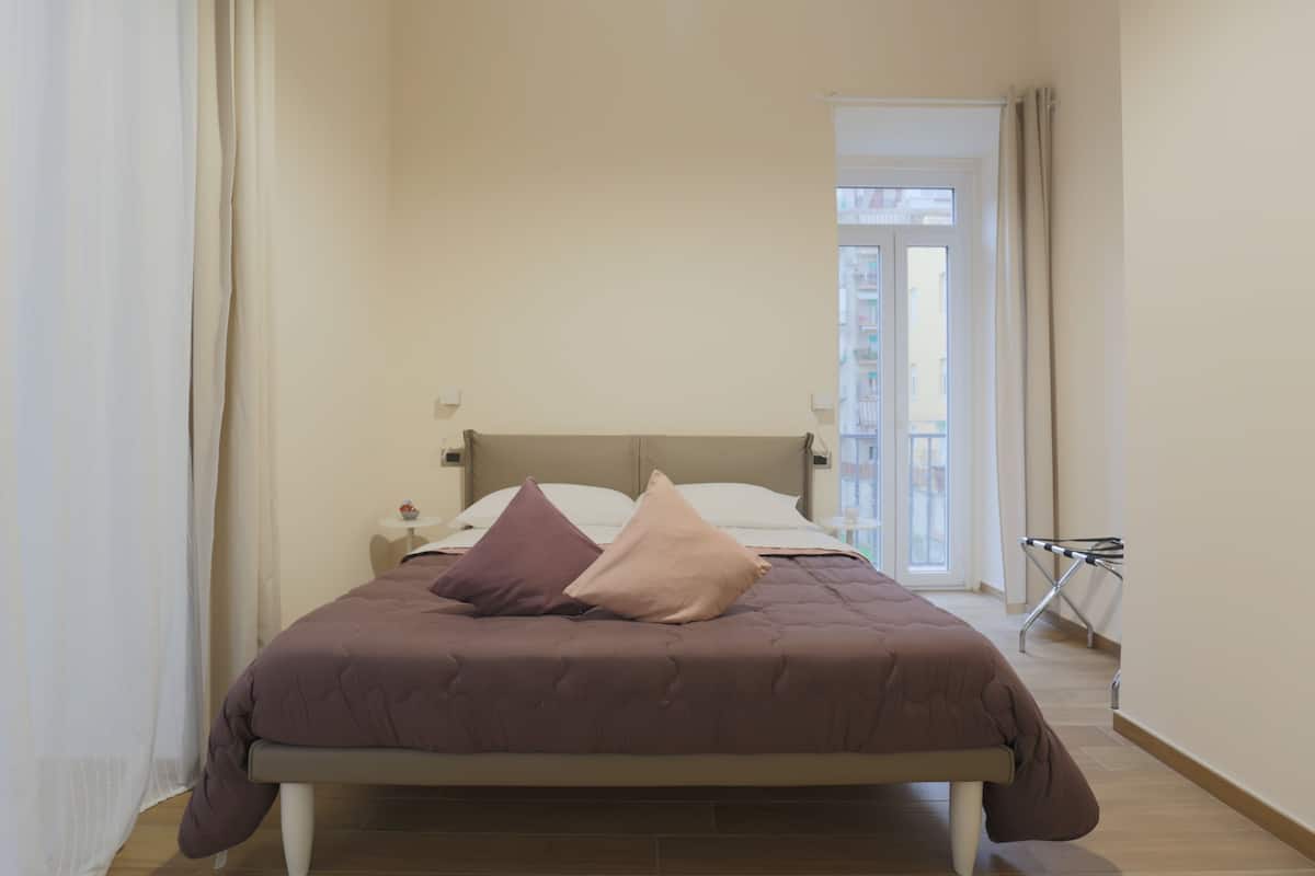 Ropa de cama de alta calidad, muebles diferentes y escritorio