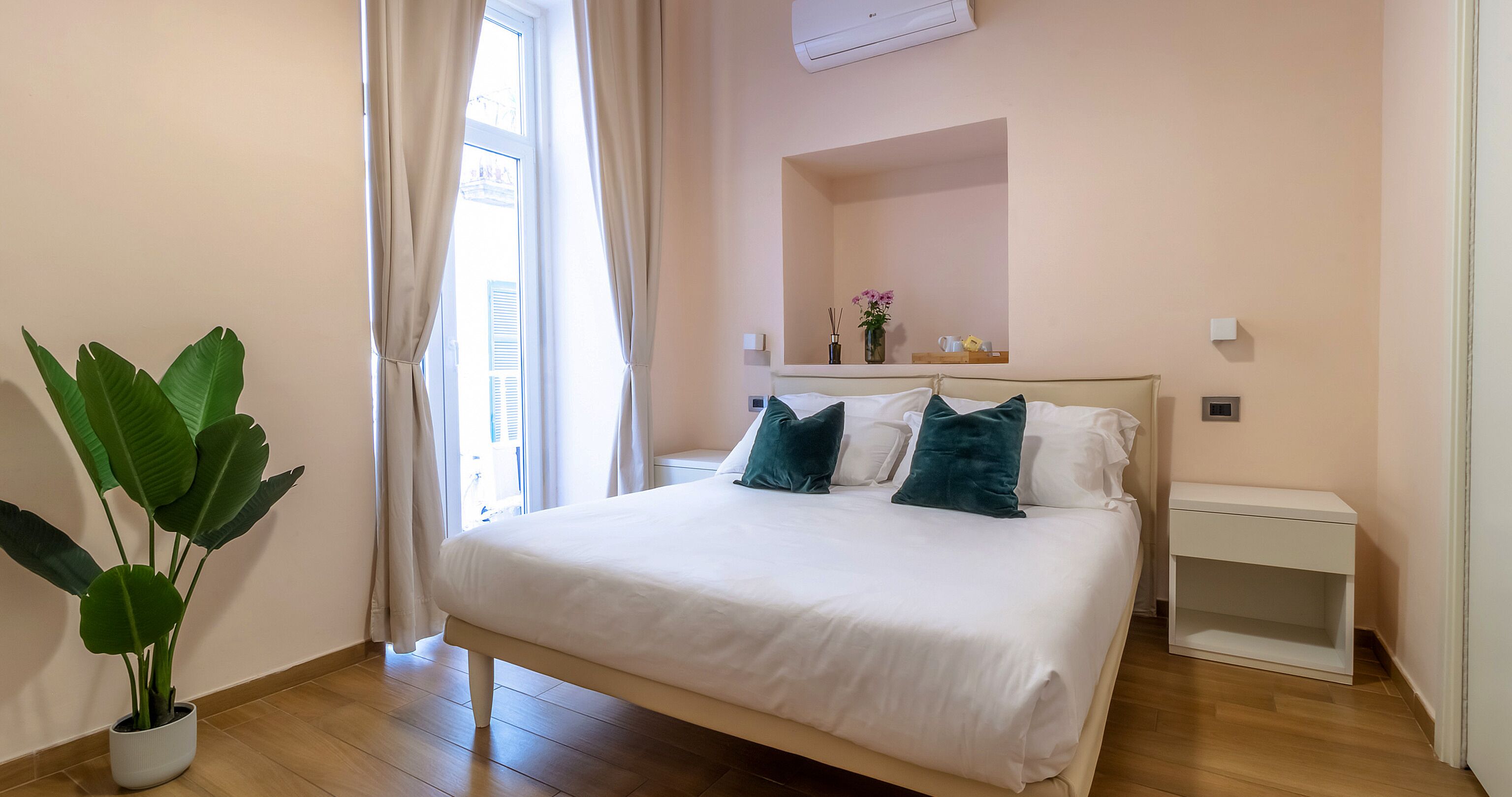 Quarto casal superior, sacada | Roupas de cama premium, individualmente mobiliados, escrivaninha