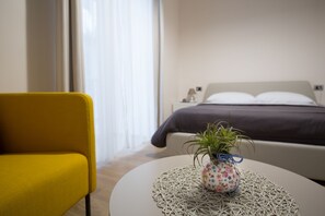デラックス ダブルまたはツインルーム バルコニー | 高級寝具、客室ごとに異なるインテリア、デスク、防音設備