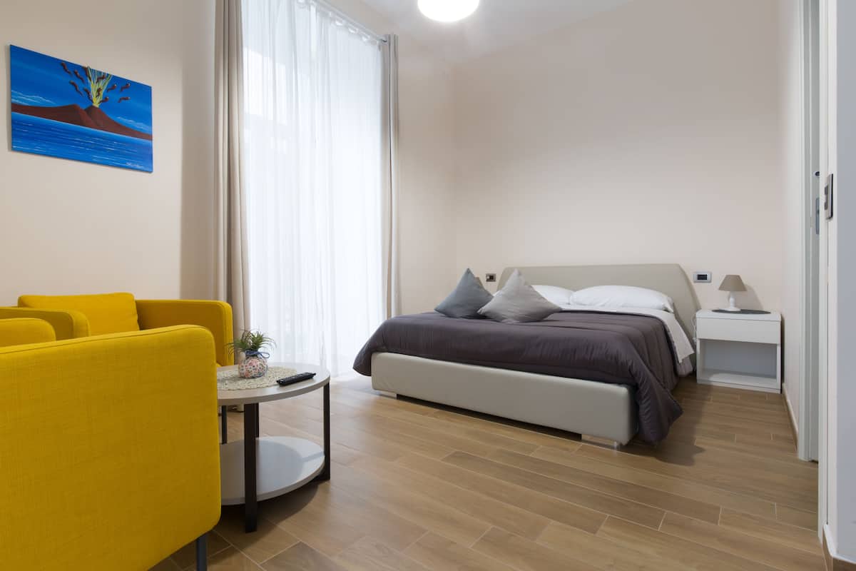 Ropa de cama de alta calidad, muebles diferentes y escritorio